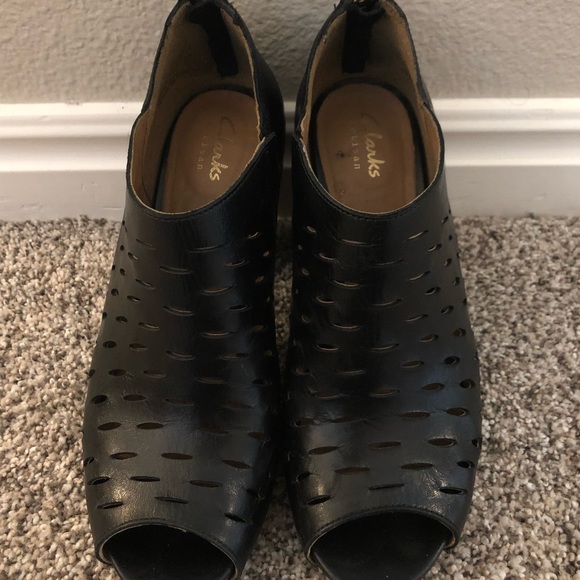 Clarks. Beautiful slits and gold zipper. Leather. - Picture 3 of 3